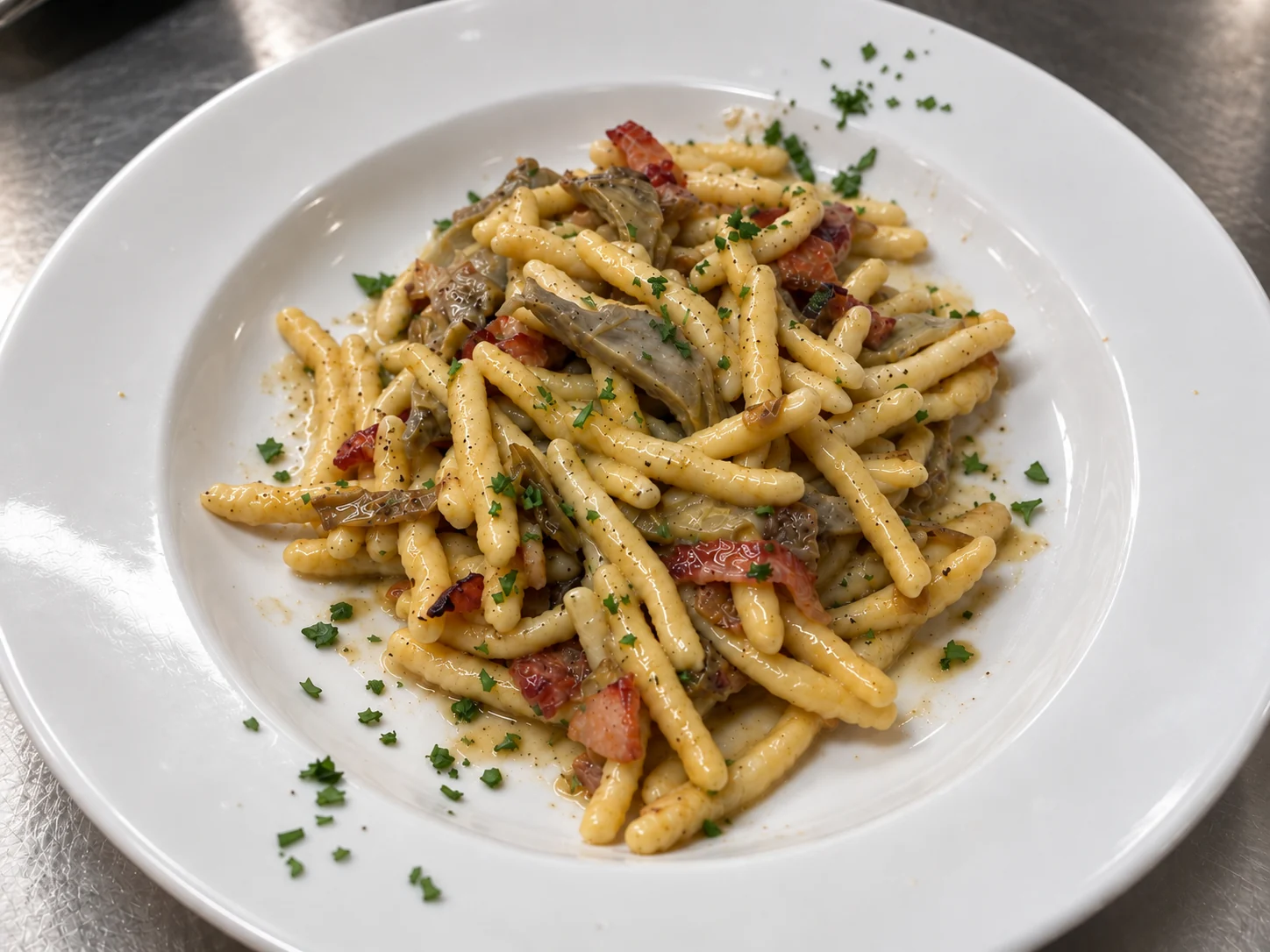 Piatto di pasta con verdure e pomodorini